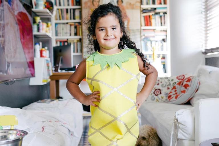 Carolina Ferraz mostra filha caçula fantasiada de abacaxi