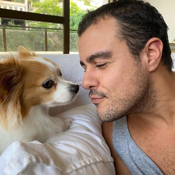 Joaquim Lopes encanta seguidores ao posar ao lado de cão
