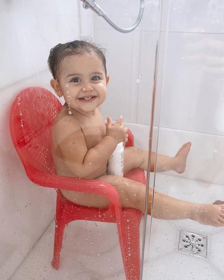 Bella Falconi mostra filha tomando banho