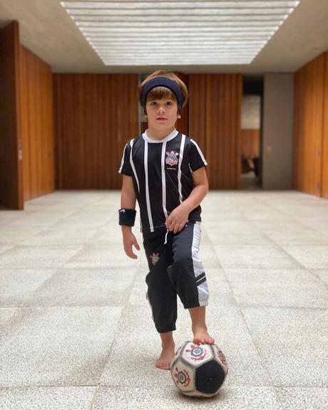 Rodrigão mostra filho com uniforme do Corinthians