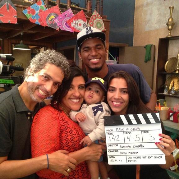 Regina Casé relembra clique em set de filmagem ao lado da família