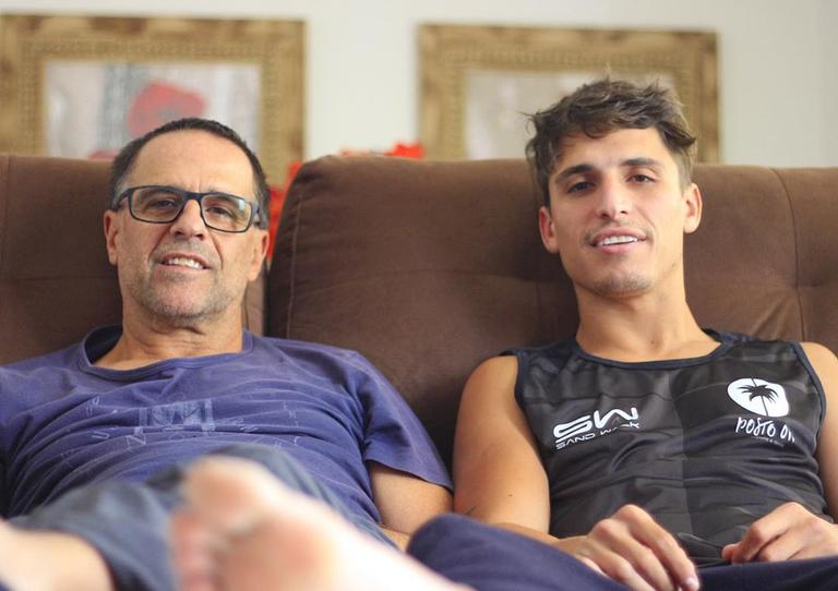 Felipe Prior choca fãs pela semelhança com o pai