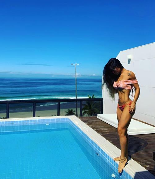 Mayra Cardi ostenta corpão em sua piscina particular