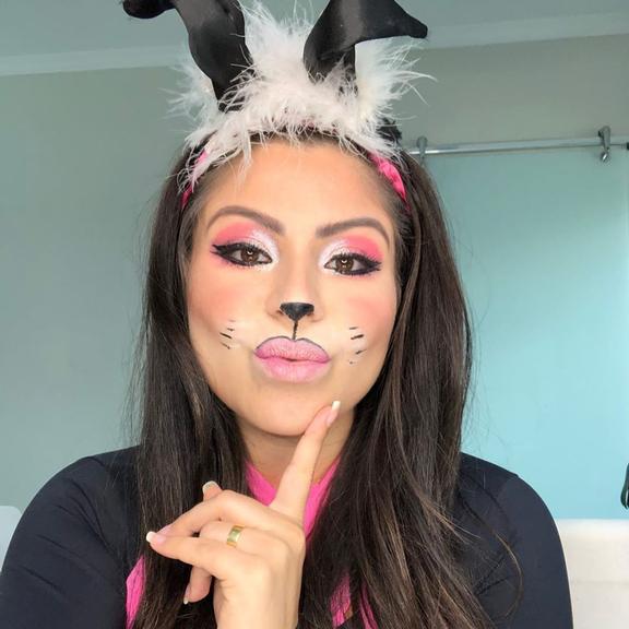 Andressa Ferreira com maquiagem de coelhinha