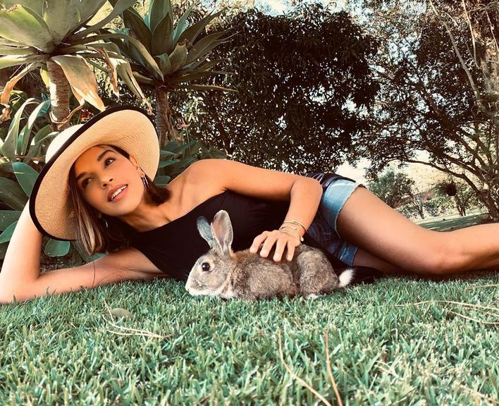 Mariana Rios encanta fãs ao posar com coelho na Páscoa