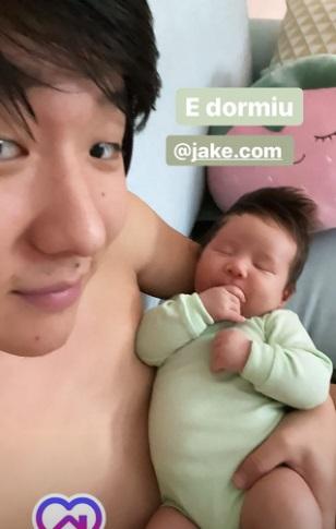 Pyong Lee mostra Jake dormindo