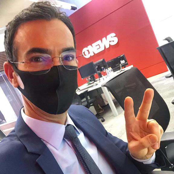 Cesar Tralli posa de máscara enquanto trabalha