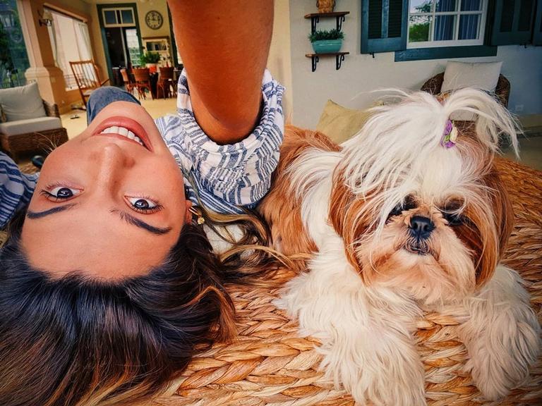 Giovanna Lancellotti encanta fãs ao postar foto com seu pet