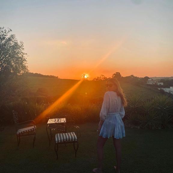Luma Costa compartilhou o lindo pôr do sol que viu do quintal de sua casa