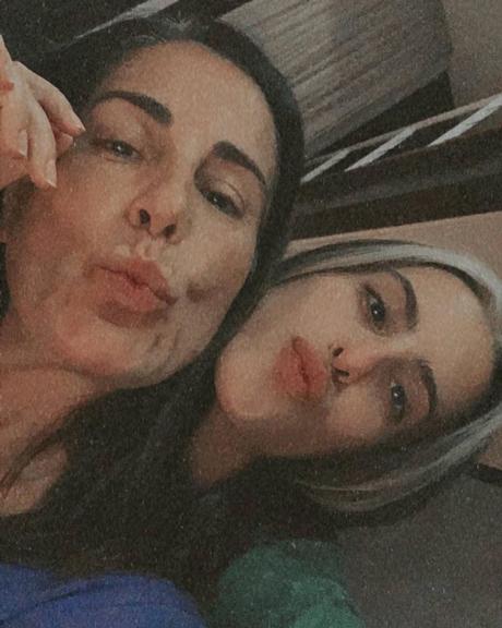 Gloria Pires encanta com clique coladinha à filha Ana Morais