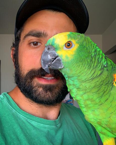 Kaysar Dadour encanta fãs ao posa ao lado de papagaio