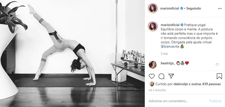 Mariana Ximenes aparece em posição de yoga elaborada