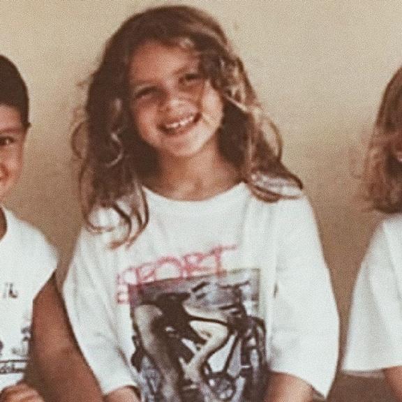 Giovanna Ewbanck encanta fãs com clique da infância