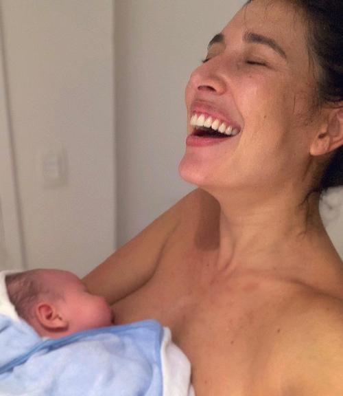Giselle Itié se emociona ao dar banho no filho