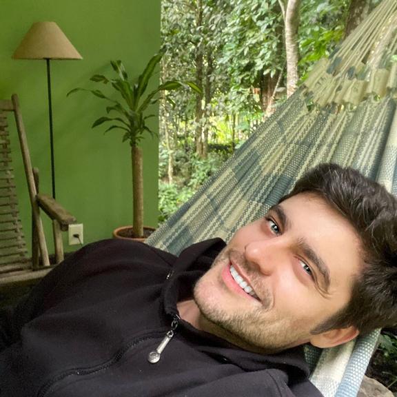 Guilherme Leicam aranca elogios ao posar descansando em rede