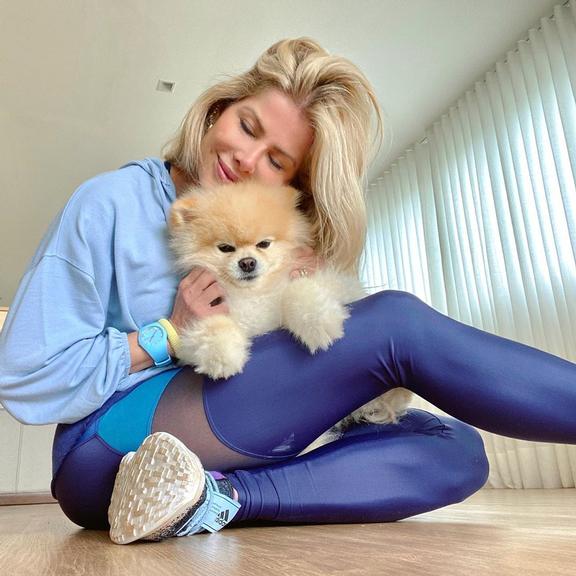 Karina Bacchi se derrete por cãozinho em post na web