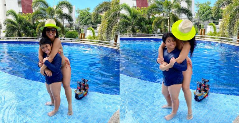 Mileide Mihaile faz clique na piscina com o filho Yudhy