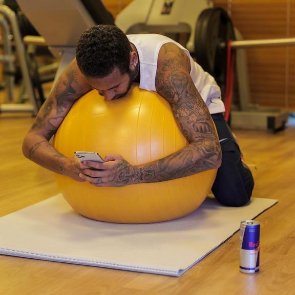Neymar Jr. é flagrado mexendo no celular durante o treino