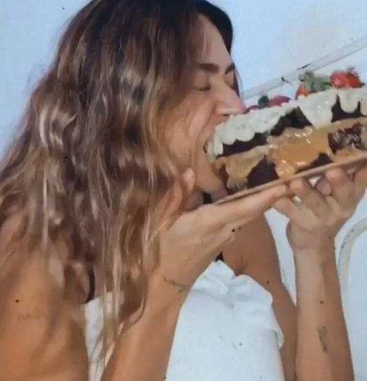 Thaila Ayala recebe quarto bolo de aniversário
