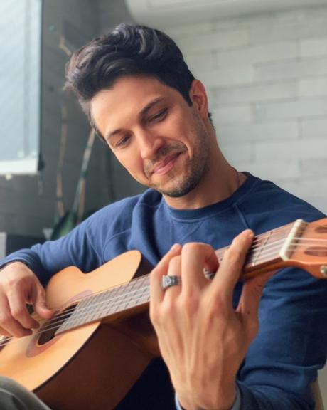 Romulo Estrela aprende a tocar violão em aulas online