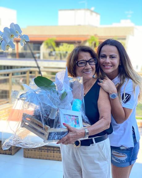 Vivi Araújo celebra aniversário da mãe com linda homenagem