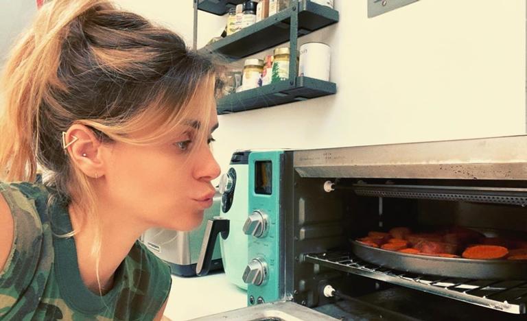 Carolina Dieckmann mostra habilidade na cozinha 