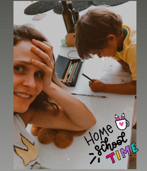 Fernanda Rodrigues ajuda filho a estudar em casa