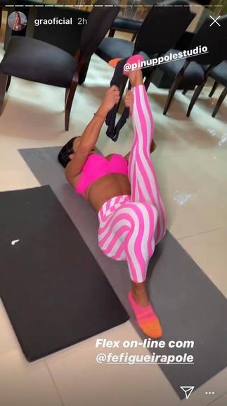 Gracyanne Barbosa mostra muita flexibilidade durante treino