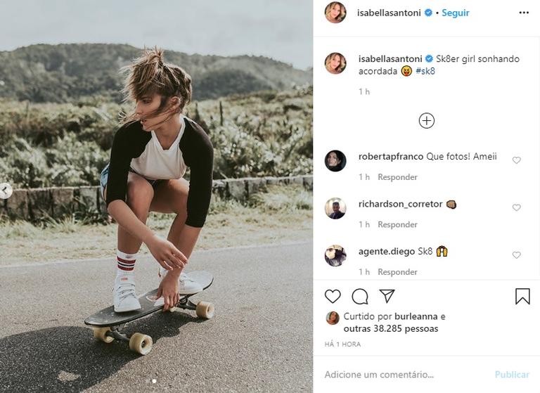 Isabella Santoni posa andando de skate