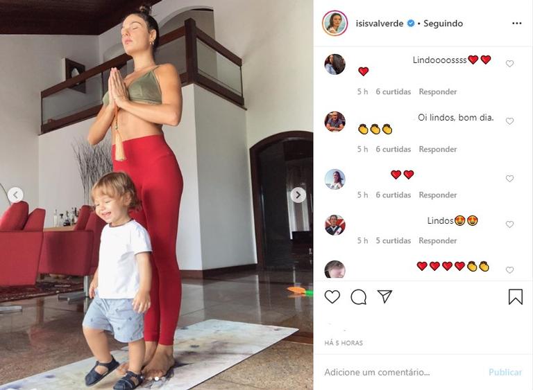 Isis Valverde fazendo yoga com o filho