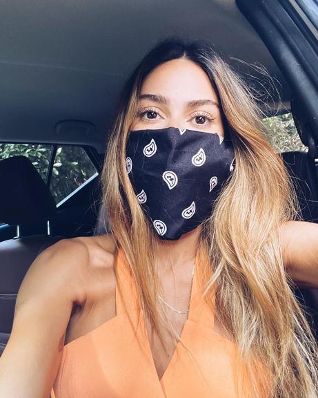 Thaila Ayala usa lenço como máscara