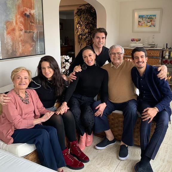 Claudia Raia relembra lindo clique de um encontro de sua família com Tarciso Meira e Glória Menezes