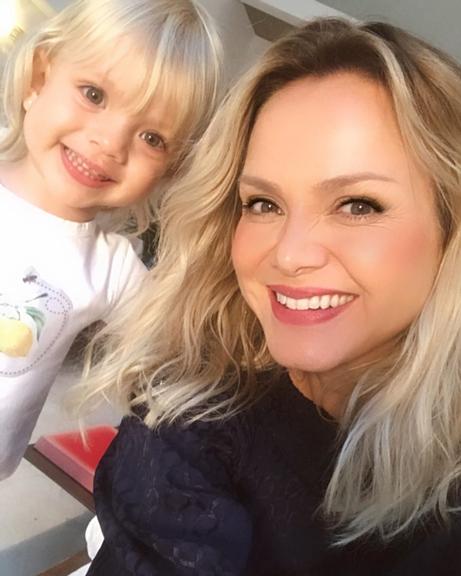 Eliana compartilha selfie com a filha e encanta seguidores