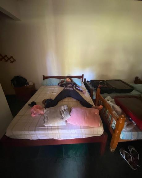 Fernando compartilha imagem de Maiara dormindo em uma posição inusitada