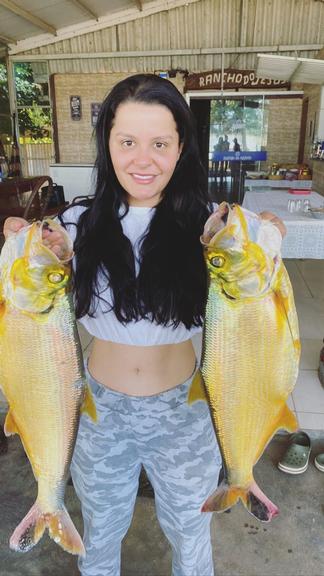 Sertaneja mostrou os peixes que pescou!