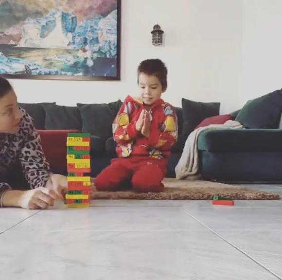 Luana Piovani brincando com o filho