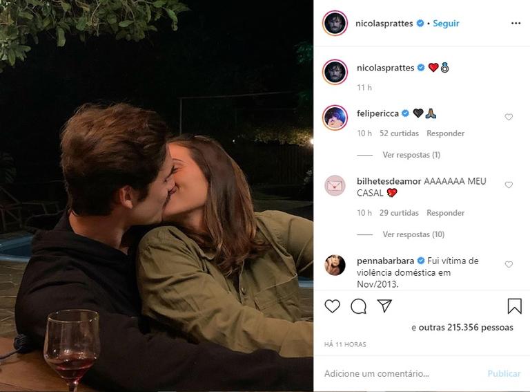 Nicolas Prattes posa com a namorada e fãs especulam noivado