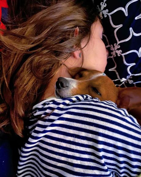 Ingrid Guimarães compartilha lindo clique de um momento de chamego entre sua filha e seu cachorro