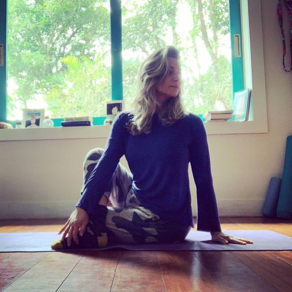 Leticia Spiller exibe flexibilidade ao falar sobre os benefícios da Yoga
