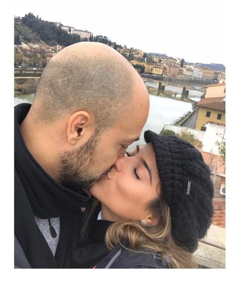 Camilla Camargo comemora 5 anos do primeiro beijo com marido