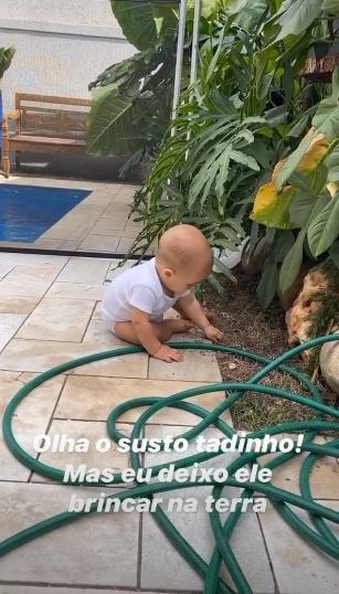 Joaquim brincando no jardim
