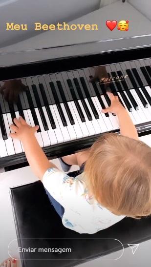 Andressa Suita mostra o filho de quase 2 anos tocando piano