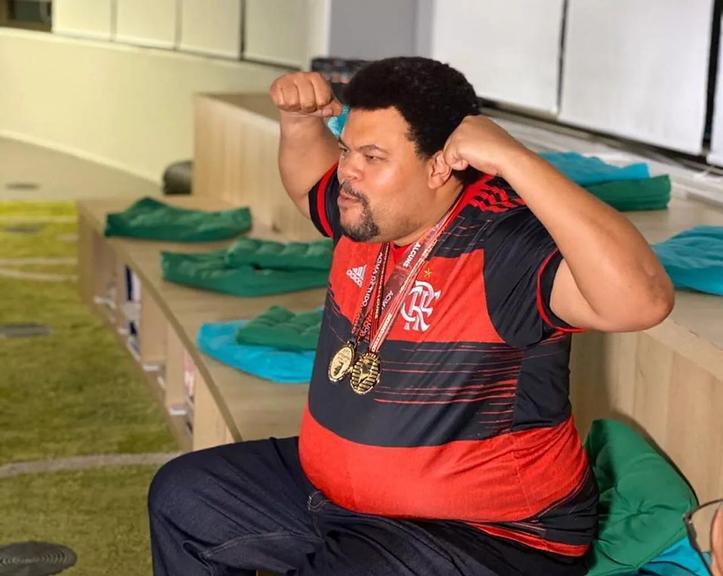Babu Santana assistindo ao jogo do Flamengo