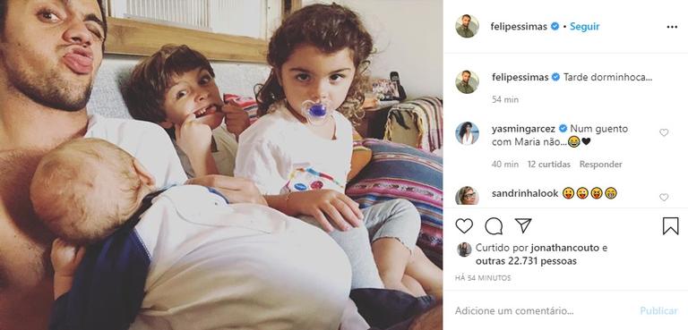 Felipe Simas divide momento com os três filhos