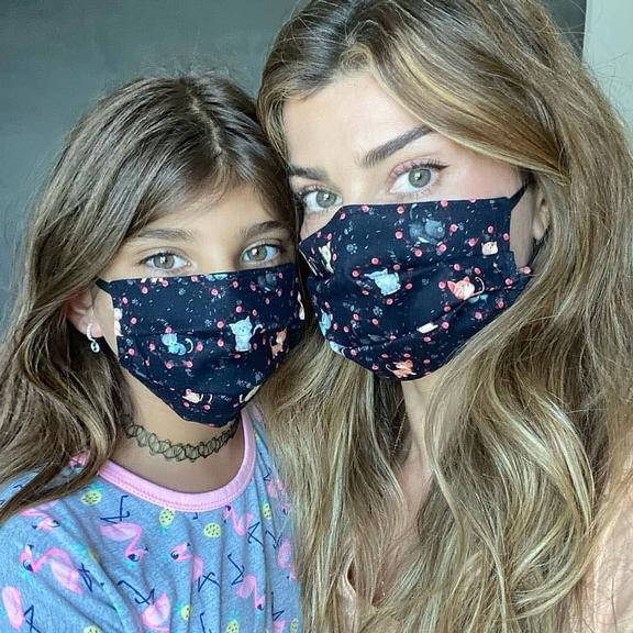 Grazi Massafera combina máscara de proteção com a filha