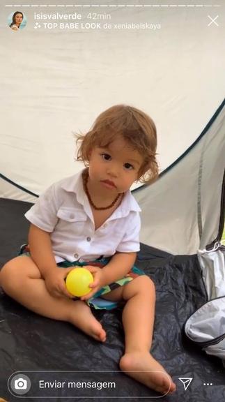 Isis Valverde se diverte com o filho em barraca no quintal