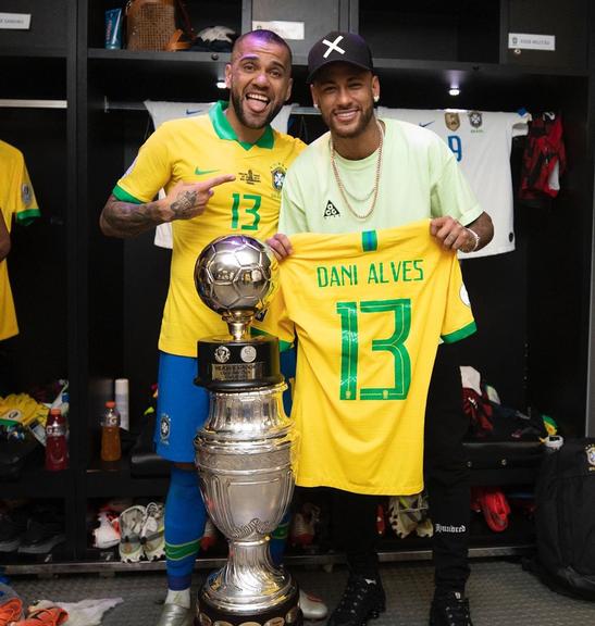 Neymar Jr. parabeniza Daniel Alves