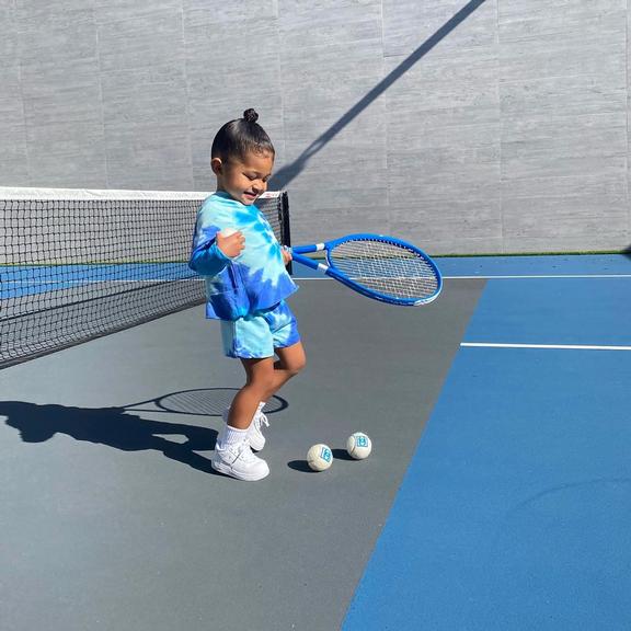 Kylie Jenner encanta ao mostrar Stormi preparada para jogar tênis
