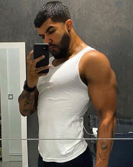Léo Santos choca fãs ao mostrar os músculos