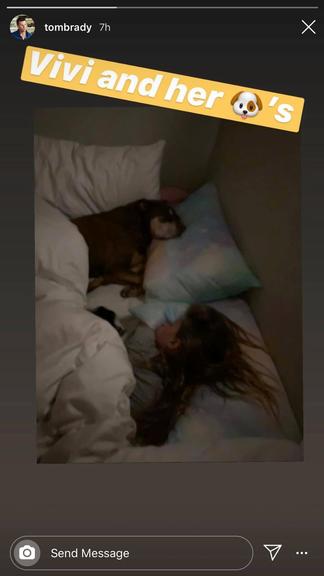 Tom Brady compartilha clique fofo da filha com cachorros